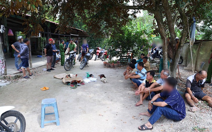Bao vây trường gà giữa khu đất hoang, bắt 35 con bạc- Ảnh 2.