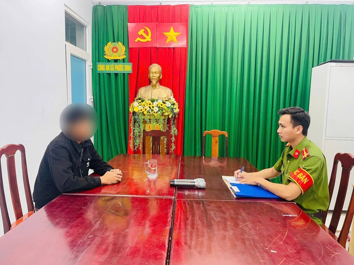 Công an làm việc với nam thanh niên hát karaoke gây ồn ào- Ảnh 1. Công an làm việc với nam thanh niên hát karaoke gây ồn ào- Ảnh 1.
