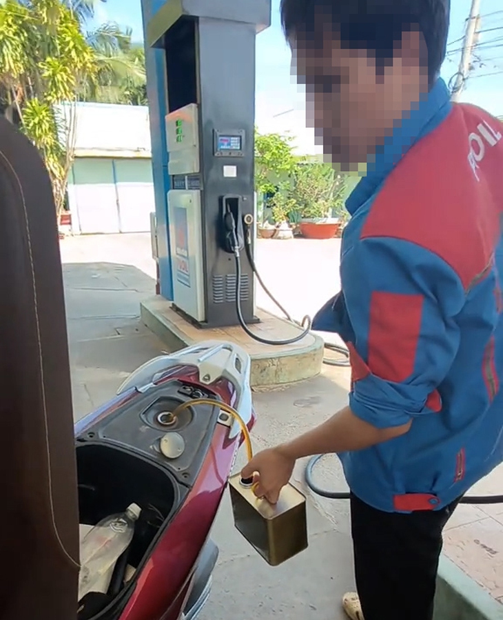 Làm rõ vụ nhân viên cây xăng từ chối nhận chuyển khoản, rút lại xăng của khách- Ảnh 1.