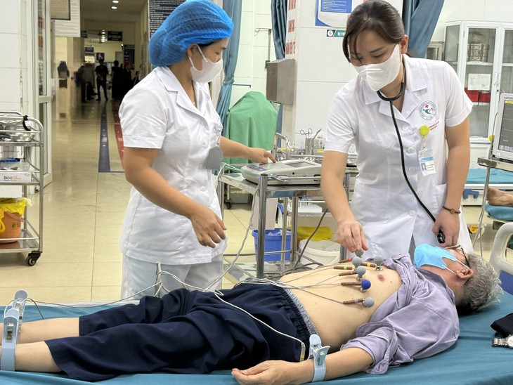 Nhóm người cần đặc biệt chú ý đến sức khoẻ khi thời tiết chuyển lạnh- Ảnh 1.
