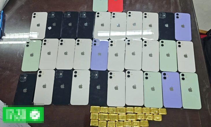 Hai phụ nữ giấu 24 lượng vàng cùng 32 iPhone mua ở Hàn Quốc về Việt Nam để bán- Ảnh 1. Hai phụ nữ giấu 24 lượng vàng cùng 32 iPhone mua ở Hàn Quốc về Việt Nam để bán- Ảnh 1.