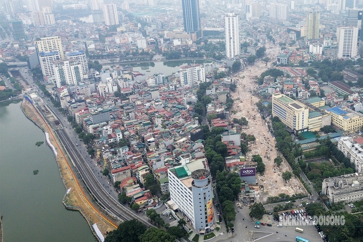 Dãy nhà bám sát trục đường Đê La Thành biến mất, lộ diện mặt bằng 'khổng lồ' của Vành đai 1 - Ảnh 1. Dãy nhà bám sát trục đường Đê La Thành biến mất, lộ diện mặt bằng 'khổng lồ' của Vành đai 1 - Ảnh 1.