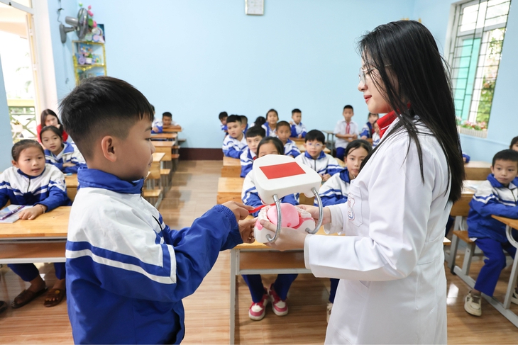 Nâng cao năng lực chăm sóc sức khỏe học đường cho 230 giáo viên, phụ huynh và học sinh tại Nghệ An- Ảnh 1. Nâng cao năng lực chăm sóc sức khỏe học đường cho 230 giáo viên, phụ huynh và học sinh tại Nghệ An- Ảnh 1.