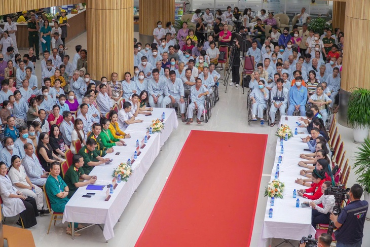 ‘Giai điệu kết nối yêu thương’: Liều thuốc tinh thần cho bệnh nhân tại Bệnh viện Quân y 175- Ảnh 5. ‘Giai điệu kết nối yêu thương’: Liều thuốc tinh thần cho bệnh nhân tại Bệnh viện Quân y 175- Ảnh 5.