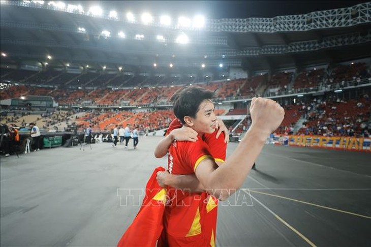 Các cầu thủ U22 Việt Nam hân hoan chia vui với người hâm mộ- Ảnh 12. Các cầu thủ U22 Việt Nam hân hoan chia vui với người hâm mộ- Ảnh 12.