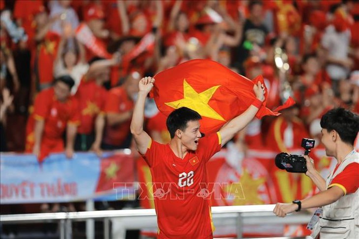 Các cầu thủ U22 Việt Nam hân hoan chia vui với người hâm mộ- Ảnh 13. Các cầu thủ U22 Việt Nam hân hoan chia vui với người hâm mộ- Ảnh 13.