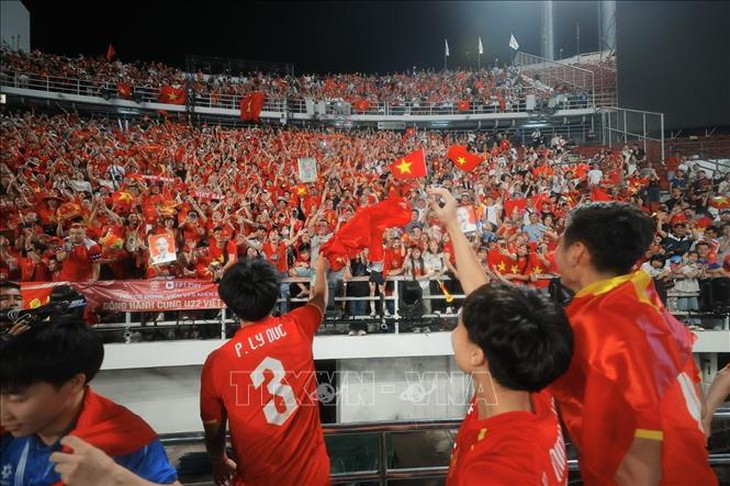 Các cầu thủ U22 Việt Nam hân hoan chia vui với người hâm mộ- Ảnh 7. Các cầu thủ U22 Việt Nam hân hoan chia vui với người hâm mộ- Ảnh 7.