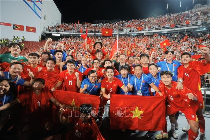 Các cầu thủ U22 Việt Nam hân hoan chia vui với người hâm mộ- Ảnh 9. Các cầu thủ U22 Việt Nam hân hoan chia vui với người hâm mộ- Ảnh 9.