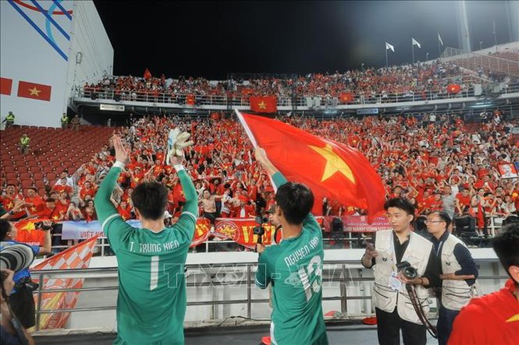 Các cầu thủ U22 Việt Nam hân hoan chia vui với người hâm mộ- Ảnh 10. Các cầu thủ U22 Việt Nam hân hoan chia vui với người hâm mộ- Ảnh 10.