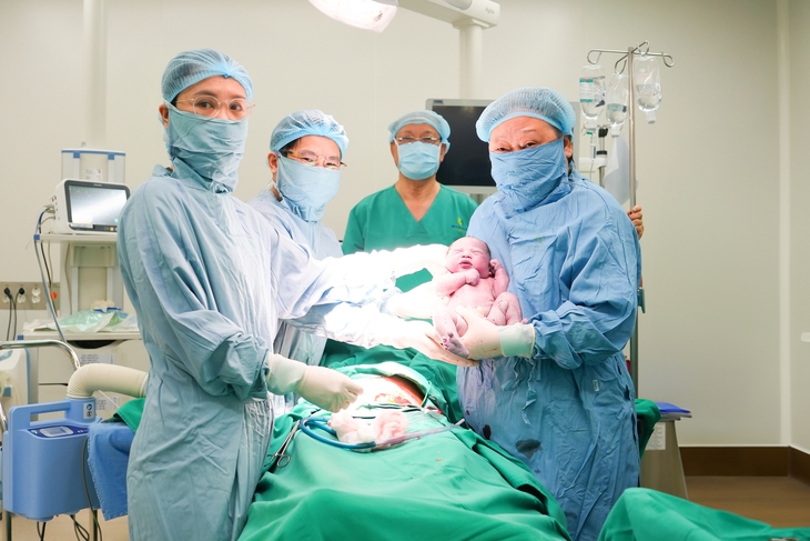 Y học Việt Nam ghi dấu mốc mới: Bé trai sinh ra từ mẹ điều trị u xơ bằng sóng siêu âm hội tụ- Ảnh 2. Y học Việt Nam ghi dấu mốc mới: Bé trai sinh ra từ mẹ điều trị u xơ bằng sóng siêu âm hội tụ- Ảnh 2.