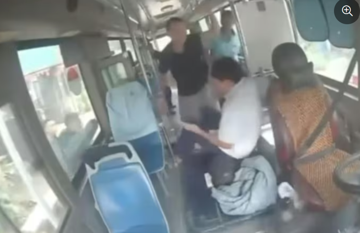 Công an TP Hà Nội truy tìm đối tượng hành hung lái xe buýt tuyến 67- Ảnh 2. Công an TP Hà Nội truy tìm đối tượng hành hung lái xe buýt tuyến 67- Ảnh 2.