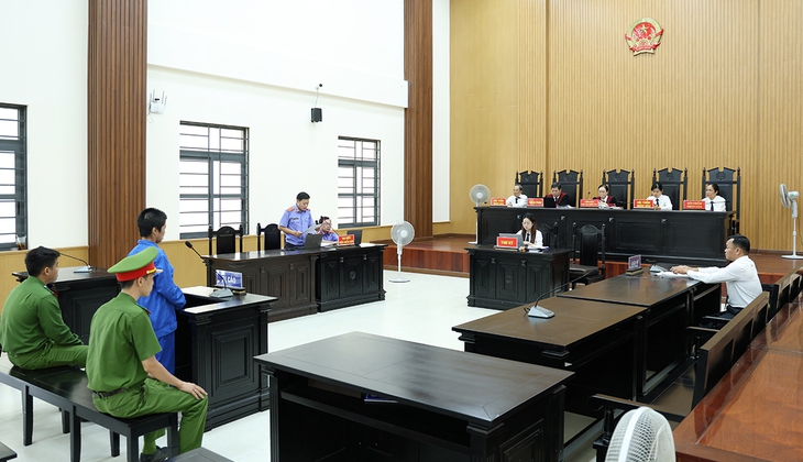 Phóng hỏa, tạt cồn vào người hàng xóm- Ảnh 1.