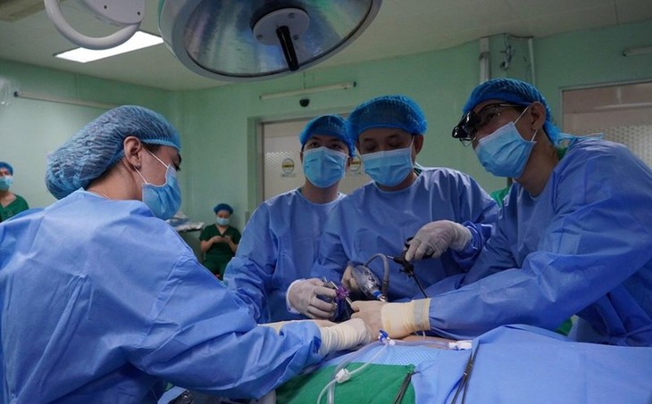 Ca phẫu thuật 'lấy thận ra ngoài sửa chữa rồi ghép lại' là sự kiện khoa học và công nghệ tiêu biểu năm 2025- Ảnh 3.