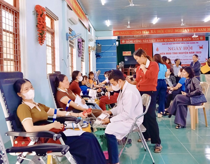 Thu gần 400 đơn vị máu trong ngày hội hiến máu ở thượng nguồn sông Gianh- Ảnh 2. Thu gần 400 đơn vị máu trong ngày hội hiến máu ở thượng nguồn sông Gianh- Ảnh 2.