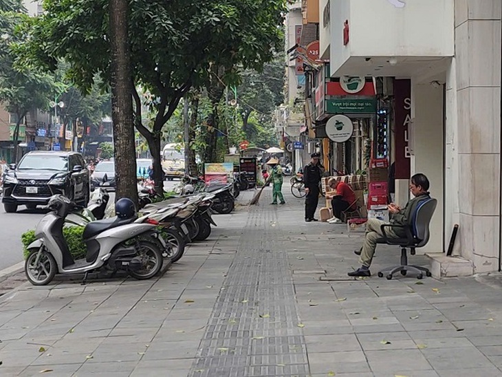 Diện mạo mới của phố phường Thủ đô: Khi vỉa hè thuộc về người đi bộ- Ảnh 3.