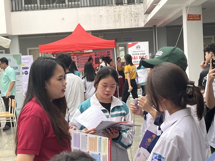 Bất ngờ bỏ tổ hợp xét tuyển truyền thống gây lo ngại, cơ sở đào tạo nói gì?- Ảnh 1.