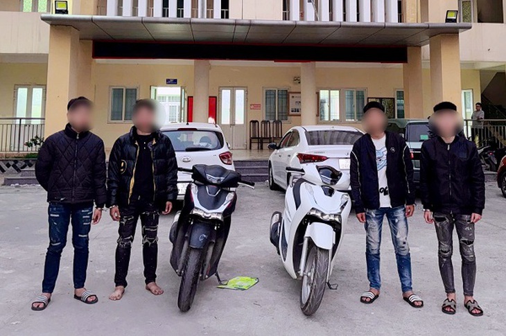 Nhóm thanh niên đi xe SH cầm dao gắn tuýp sắt truy đuổi người đi đường- Ảnh 2. Nhóm thanh niên đi xe SH cầm dao gắn tuýp sắt truy đuổi người đi đường- Ảnh 2.
