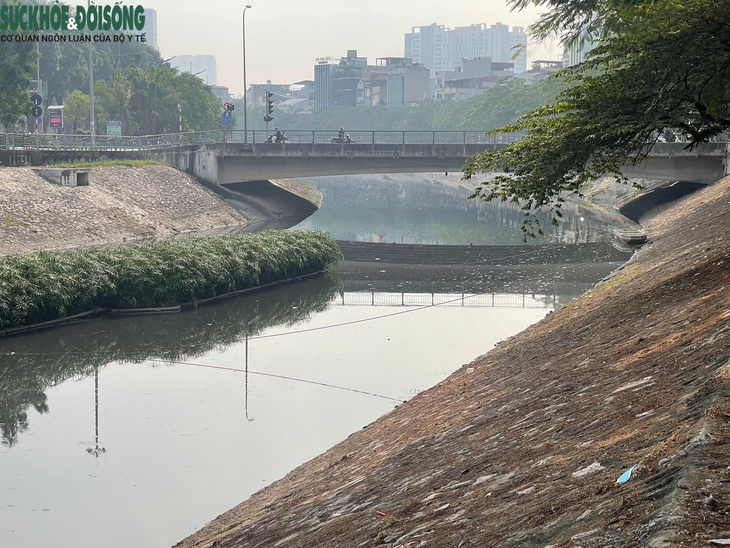 Nước sông Tô Lịch bất ngờ chuyển màu đen đặc- Ảnh 6.