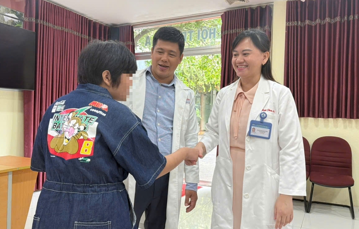 Hành trình nắn lại 'xương sống khủng long' cho hai bé gái- Ảnh 3.