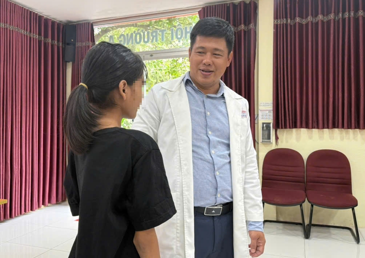 Hành trình nắn lại 'xương sống khủng long' cho hai bé gái- Ảnh 4.