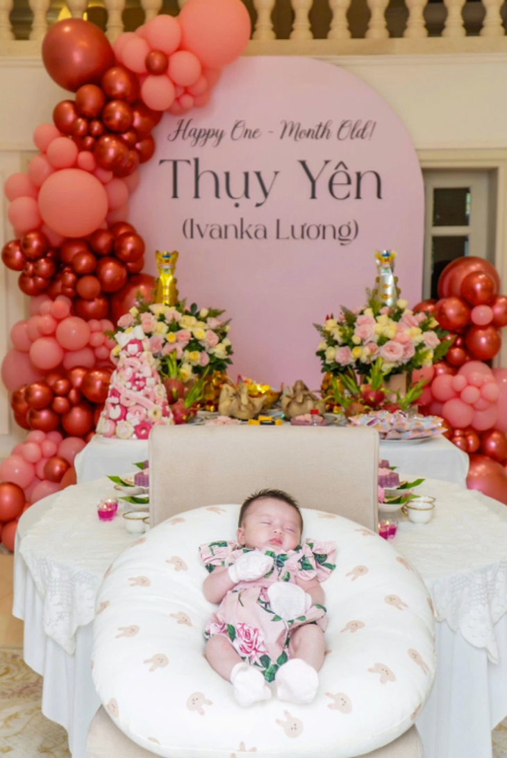 Hé lộ tên con gái mới sinh của nam NSƯT cải lương và vợ hoa hậu quý bà nổi tiếng- Ảnh 1.
