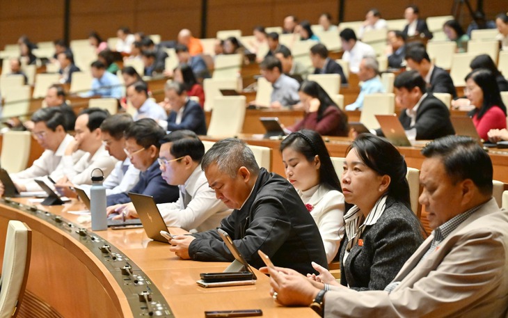 Nhiều ĐBQH đề nghị quan tâm lương, phụ cấp để giữ chân nhân viên y tế tuyến cơ sở- Ảnh 3. Nhiều ĐBQH đề nghị quan tâm lương, phụ cấp để giữ chân nhân viên y tế tuyến cơ sở- Ảnh 3.