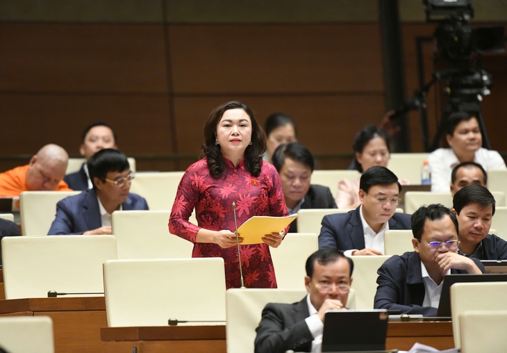 Nhiều ĐBQH đề nghị quan tâm lương, phụ cấp để giữ chân nhân viên y tế tuyến cơ sở- Ảnh 2. Nhiều ĐBQH đề nghị quan tâm lương, phụ cấp để giữ chân nhân viên y tế tuyến cơ sở- Ảnh 2.