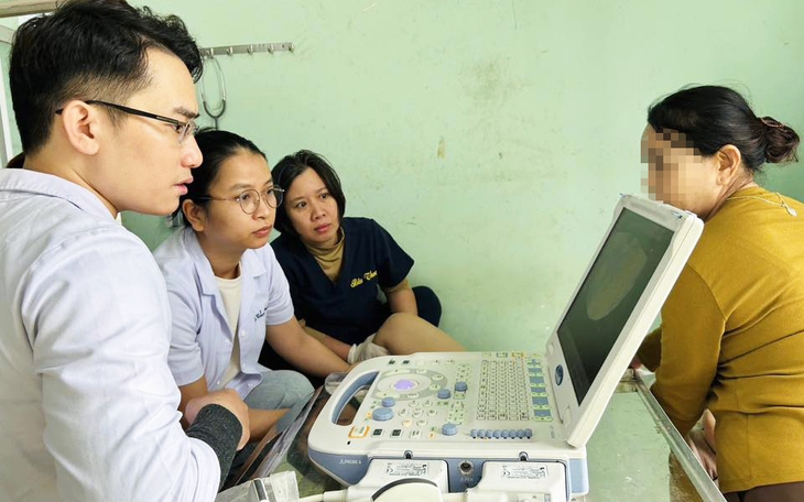 Đang khám bệnh miễn phí, bác sĩ phát hiện bệnh nhân thai ngoài tử cung vỡ