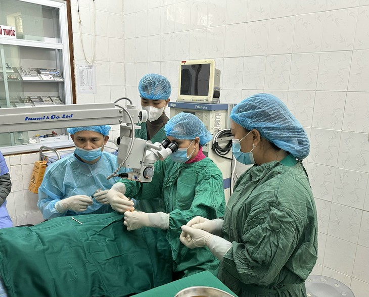 Chuyển giao kỹ thuật mổ mộng mắt giúp người dân vùng biên được điều trị ngay tại cơ sở- Ảnh 1. Chuyển giao kỹ thuật mổ mộng mắt giúp người dân vùng biên được điều trị ngay tại cơ sở- Ảnh 1.
