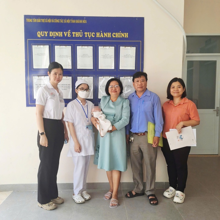 Bé trai bị mẹ bỏ rơi tại BVĐK Khánh Hòa đã ổn định sức khỏe- Ảnh 2.