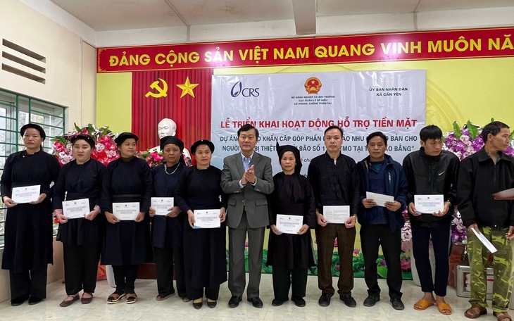 Cấp phát tiền mặt hỗ trợ người dân tỉnh Cao Bằng sau thiên tai