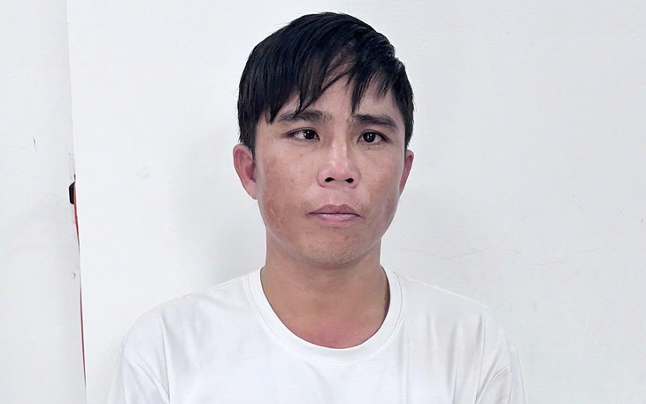 Bé gái cầm điện thoại "hớ hênh", gã thanh niên lao vào cướp