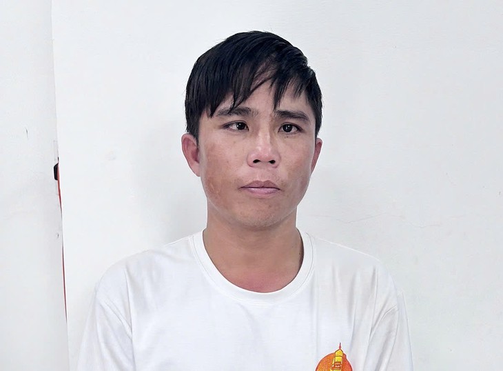 Bé gái cầm điện thoại 'hớ hênh', gã thanh niên lao vào cướp- Ảnh 1.