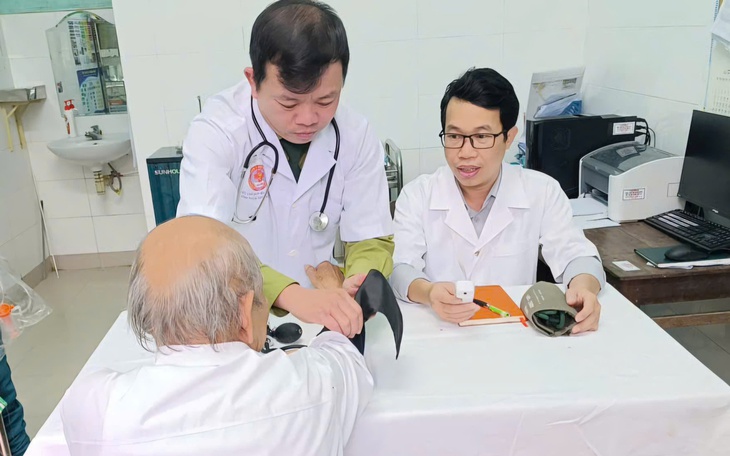Bệnh viện Nội tiết Nghệ An khám bệnh, tặng quà tri ân người có công- Ảnh 16.