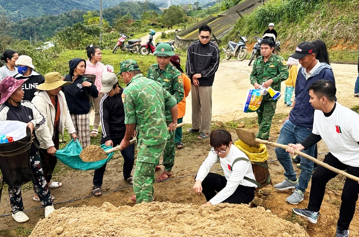Đà Nẵng: Thêm điểm tựa an toàn cho người dân vùng sạt lở xã Hùng Sơn- Ảnh 1. Đà Nẵng: Thêm điểm tựa an toàn cho người dân vùng sạt lở xã Hùng Sơn- Ảnh 1.