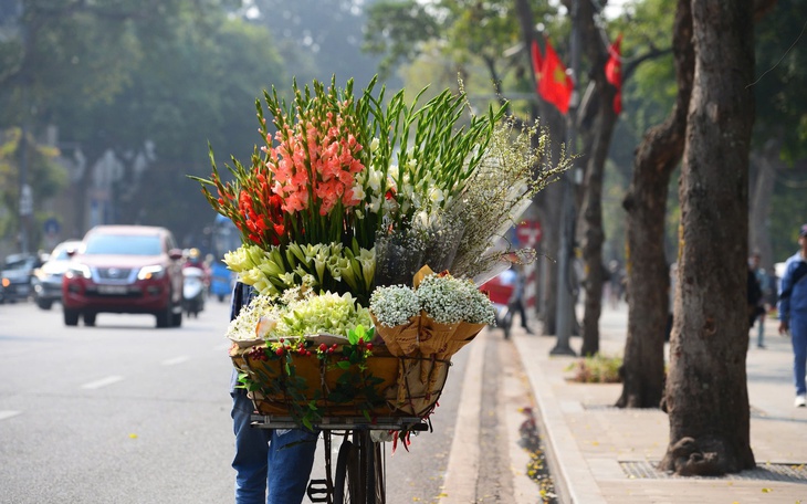 Miền Bắc nắng mạnh, Trung và Nam Bộ mưa dông cục bộ