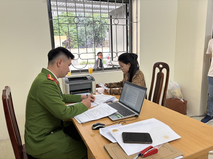 Em gái và anh trai cùng bị bắt vì lừa đảo- Ảnh 1.