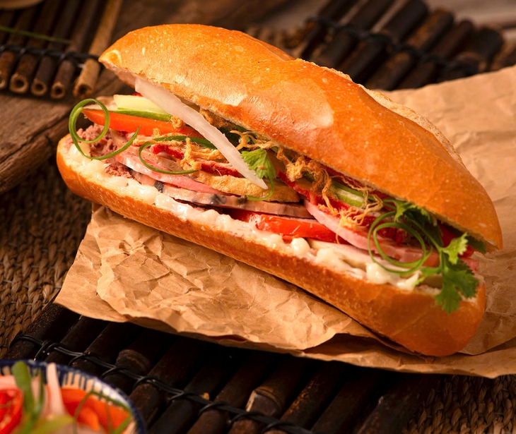 Bộ Y tế yêu cầu điều tra vụ gần 100 người nghi ngộ độc sau ăn bánh mì ở TP Hồ Chí Minh- Ảnh 1. Bộ Y tế yêu cầu điều tra vụ gần 100 người nghi ngộ độc sau ăn bánh mì ở TP Hồ Chí Minh- Ảnh 1.