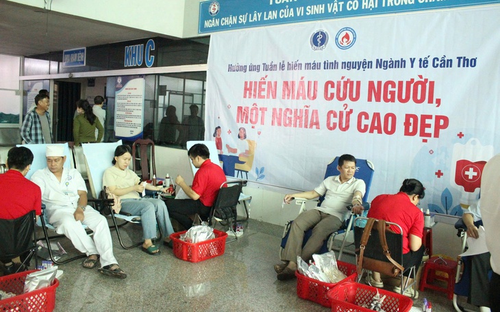 Bác sĩ kỷ niệm Ngày Thầy thuốc Việt Nam bằng nghĩa cử hiến máu  cứu người- Ảnh 4.