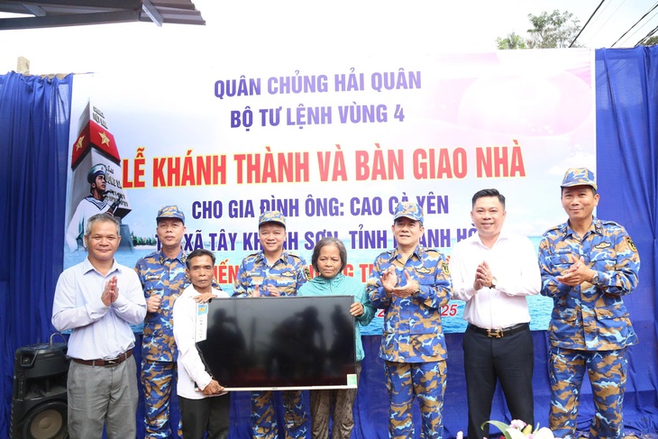 Vùng 4 Hải quân bàn giao nhà mới trong 'Chiến dịch Quang Trung'- Ảnh 2.
