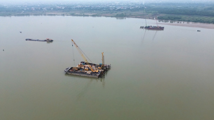 Hiện trạng cầu hơn 11.800 tỷ đồng, kết nối Hà Nội với Hưng Yên sau 4 tháng thi công- Ảnh 2. Hiện trạng cầu hơn 11.800 tỷ đồng, kết nối Hà Nội với Hưng Yên sau 4 tháng thi công- Ảnh 2.