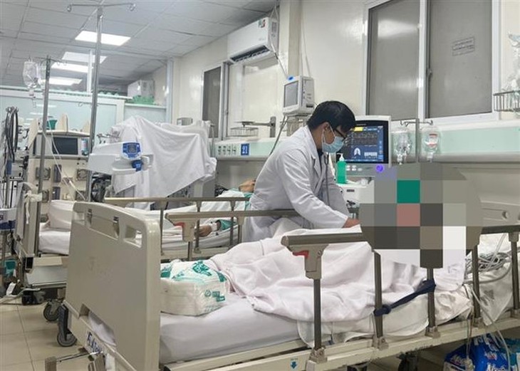 Nhiều người nhập viện do ngộ độc methanol từ rượu ngâm- Ảnh 1.