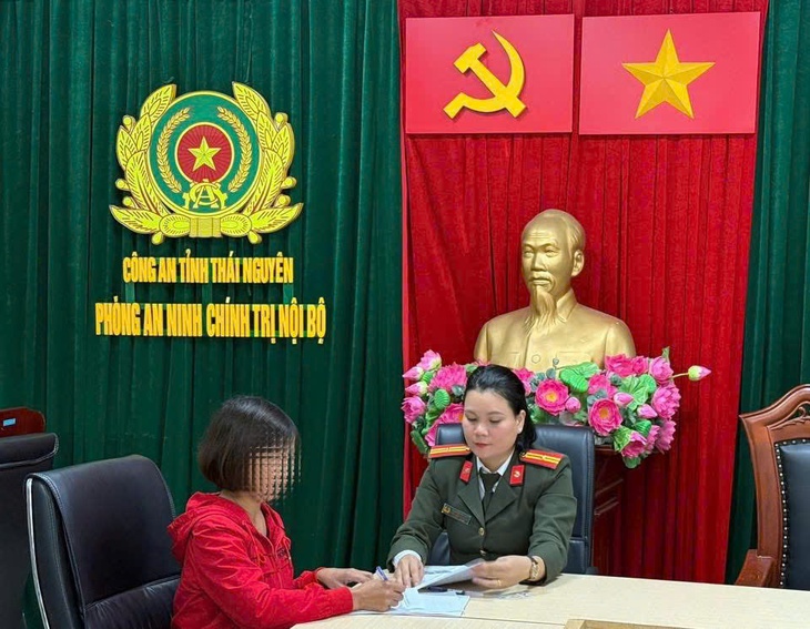 Làm rõ người phụ nữ có hành động phản cảm ở Giải bóng đá Tứ Hùng- Ảnh 1.