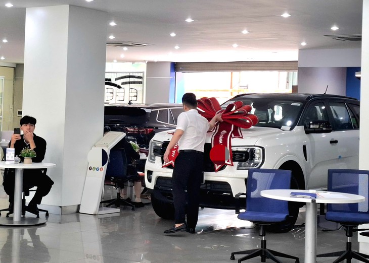 Đề xuất giảm 6 triệu tiền phí cấp biển ô tô: Người mua mừng, người bán đợi- Ảnh 1.