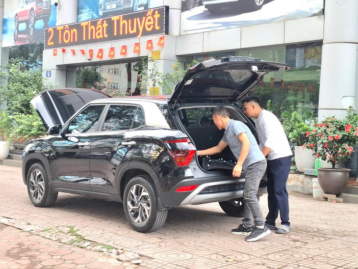 Đề xuất giảm 6 triệu tiền phí cấp biển ô tô: Người mua mừng, người bán đợi- Ảnh 2.