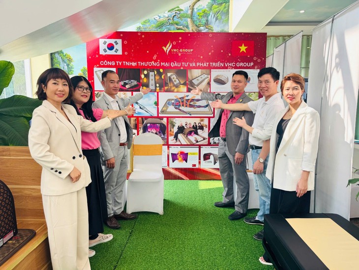 Từ thảm nhiệt từ trường đến thiết bị trị liệu cột sống: VHC Group đưa công nghệ Hàn Quốc vào chăm sóc sức khỏe- Ảnh 1. Từ thảm nhiệt từ trường đến thiết bị trị liệu cột sống: VHC Group đưa công nghệ Hàn Quốc vào chăm sóc sức khỏe- Ảnh 1.