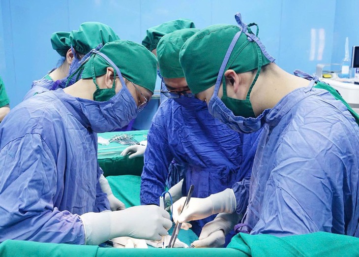Phẫu thuật kịp thời hai ca thủng ruột do dị vật xương- Ảnh 1.