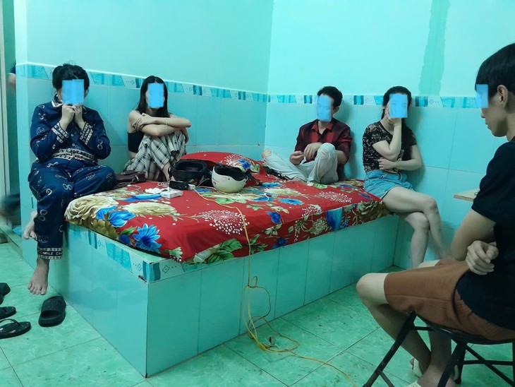3 cô gái cùng 'phê pha' với 2 nam thanh niên trong nhà nghỉ- Ảnh 1.