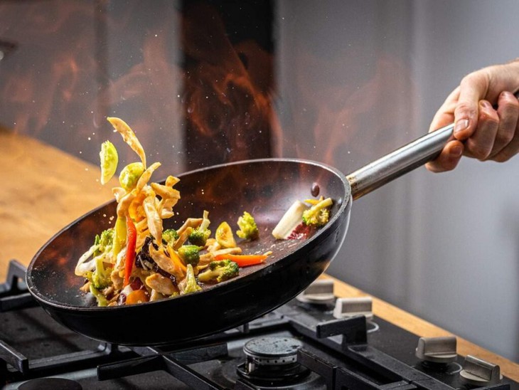 Vì sao dùng mỡ lợn chiên xào lại ngon hơn dầu ăn?- Ảnh 1.