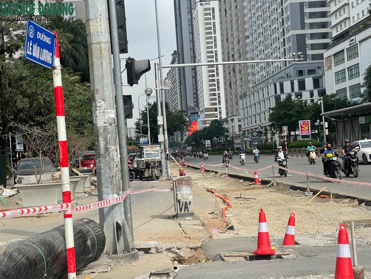 Hà Nội: Xén vỉa hè, di dời cây xanh mở rộng nút giao Lê Văn Lương - Hoàng Minh Giám- Ảnh 1. Hà Nội: Xén vỉa hè, di dời cây xanh mở rộng nút giao Lê Văn Lương - Hoàng Minh Giám- Ảnh 1.